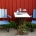 Geef de tuin kleur met een vrolijke blauwe stoelen voor rood huisje